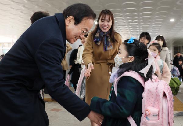 2025년 신학기 개학 초등학교 입학생 인사 및 격려