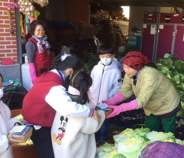밥은 백성의 하늘, 농사는 정치의 근본 동산초등학교, 따뜻한 손길로 지역사회와 함께한 가래떡 나눔 이미지(1)