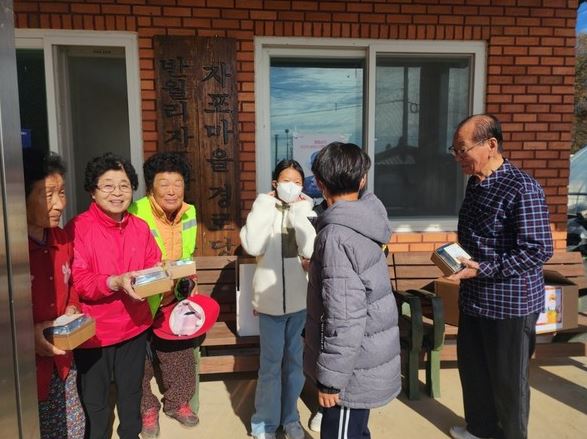 밥은 백성의 하늘, 농사는 정치의 근본 동산초등학교, 따뜻한 손길로 지역사회와 함께한 가래떡 나눔 이미지(2)