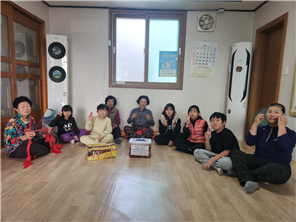 쌍치초 ‘학부모와 함께하는 지역나눔 행사’김장으로 마음을 나누다 이미지(1)